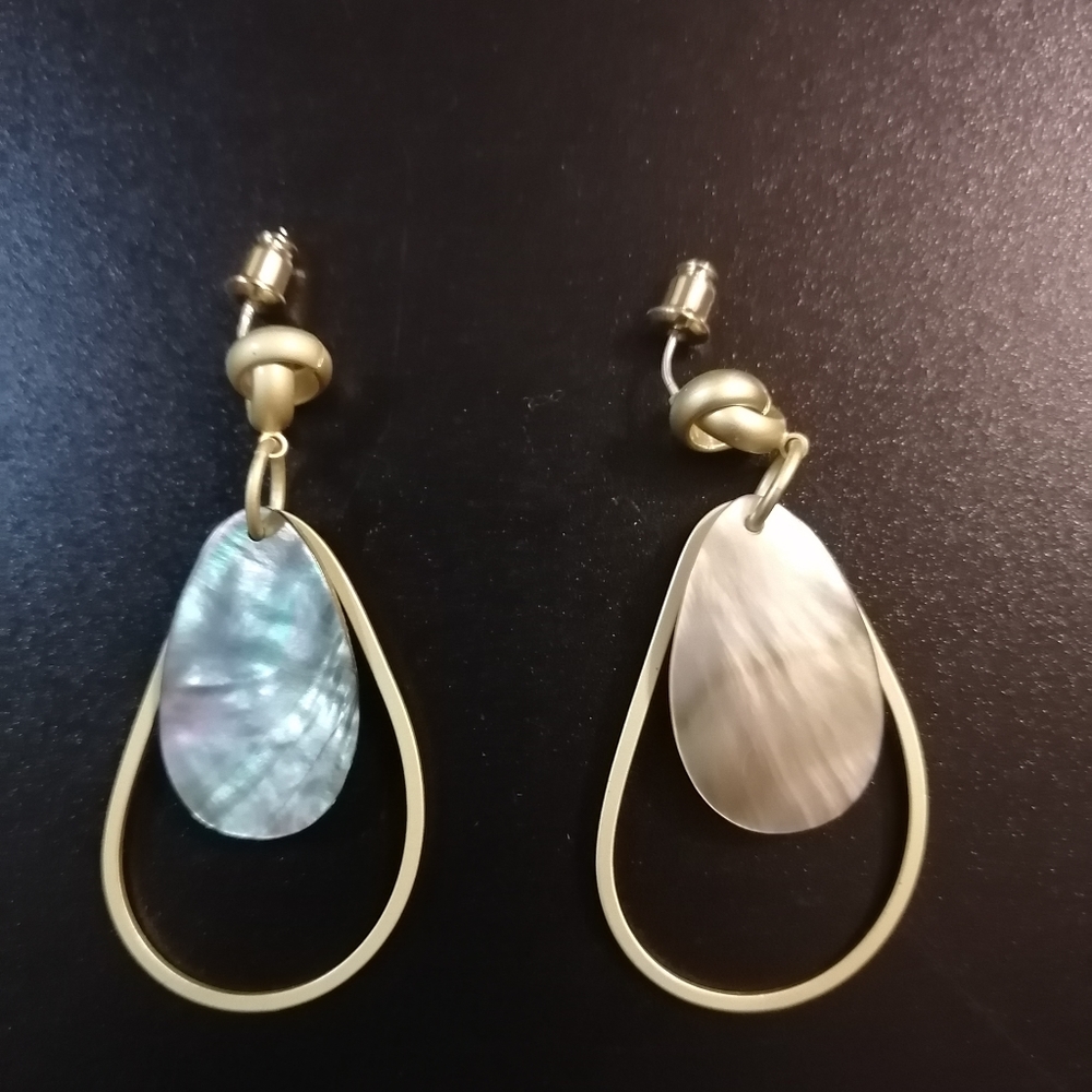Elegant and vintage golden earrings